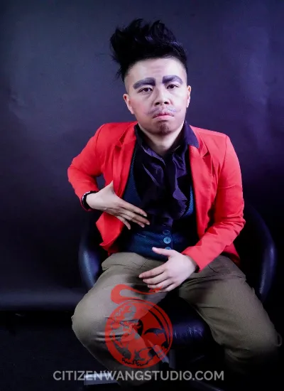 on-a-stool-dragkings.jpg